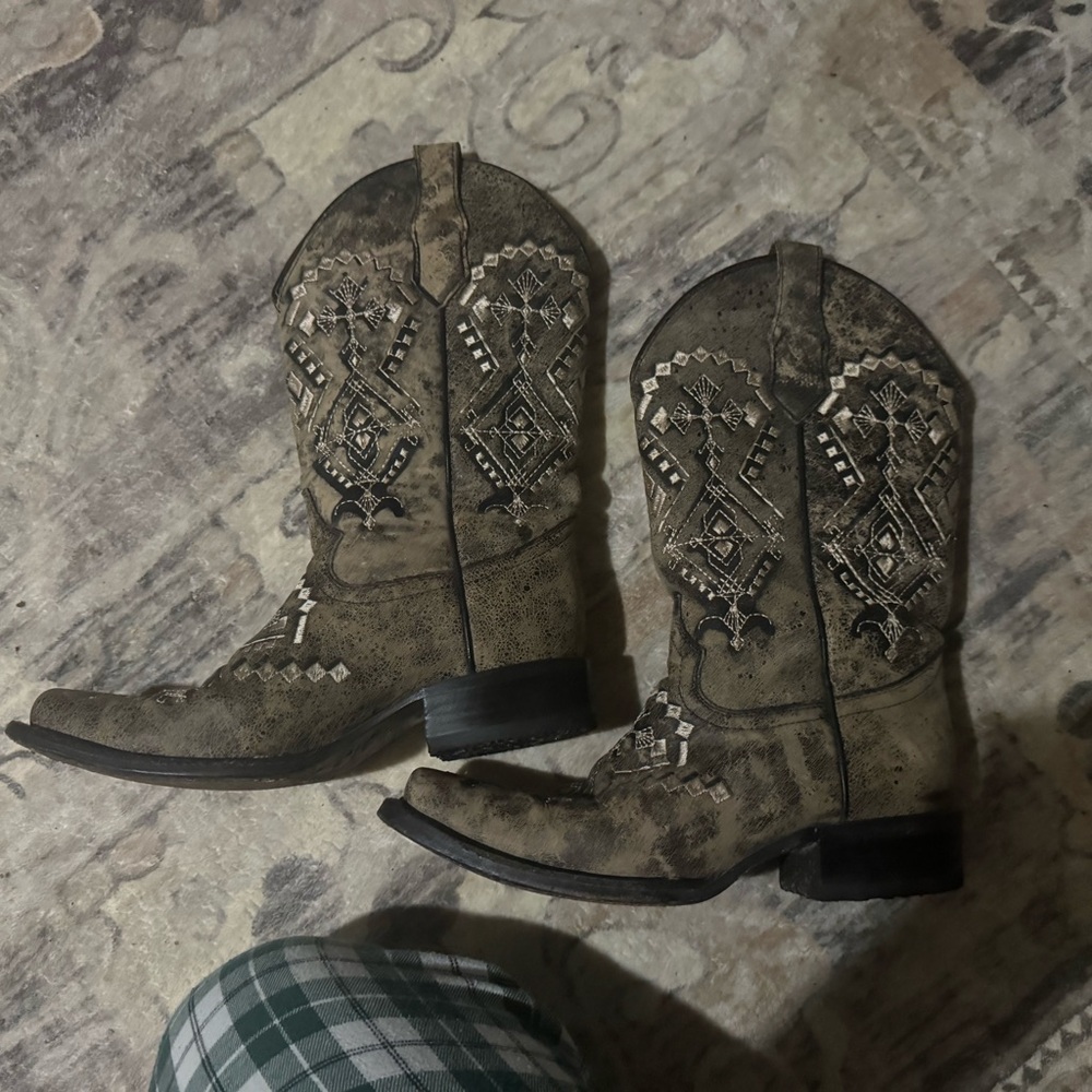 Circle G Brown Ankle Boots with Embroidered Design
